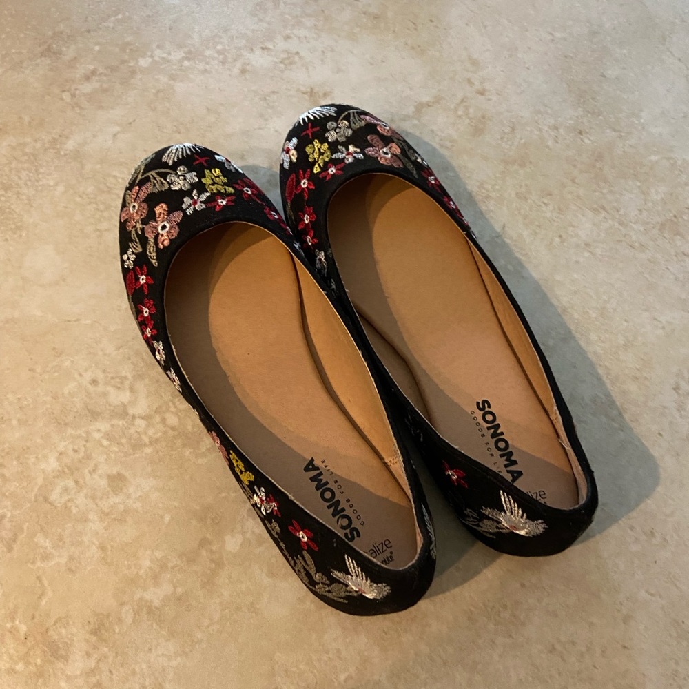 Womens size 6 black with floral print